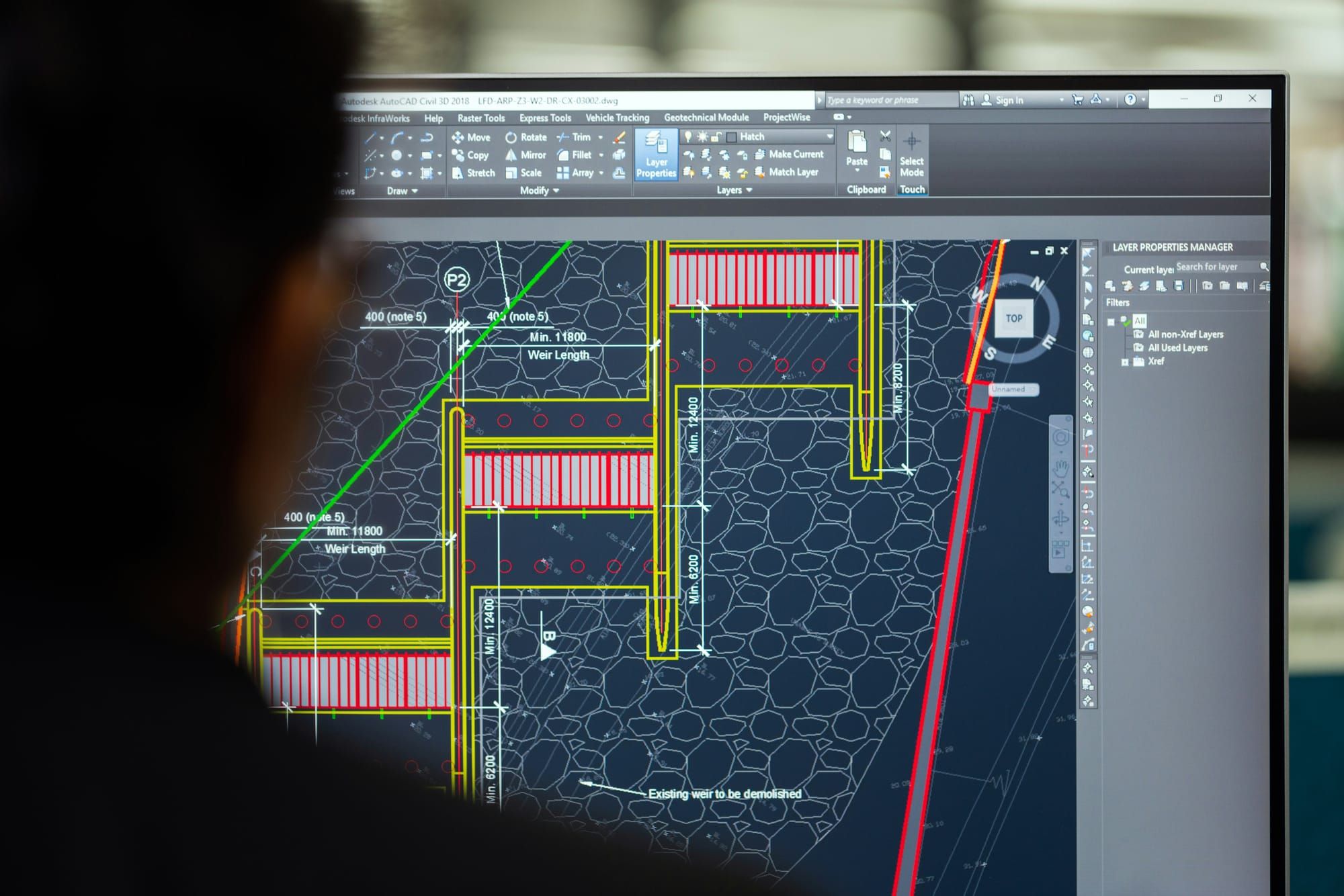 Engineer kijkt naar een installatietekening in een CAD-programma